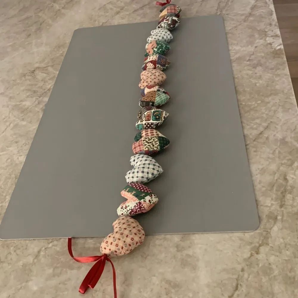 Puffed Heart Garland - Picture 4 of 4
